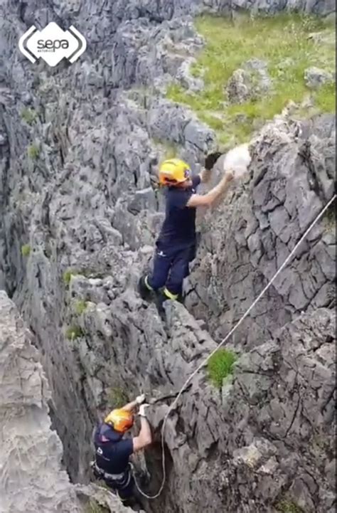 Los bomberos rescatan una cabra enriscada en un acantilado de Cue ...
