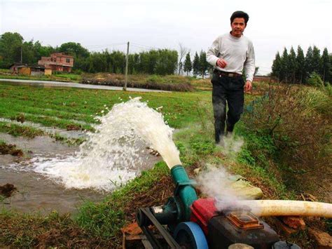 图文：村民在临时蓄水池中打水挑回家_新闻中心_新浪网