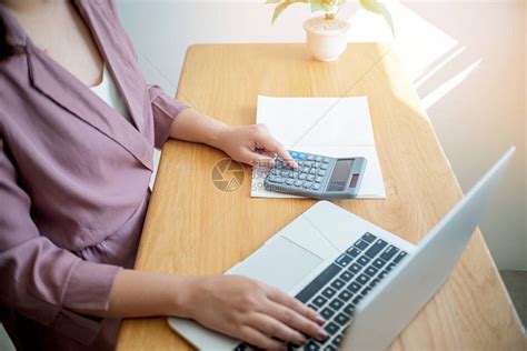 商业妇女核对账单对银行账户余额征税和计算公司年度财务报表高清图片下载-正版图片504556154-摄图网