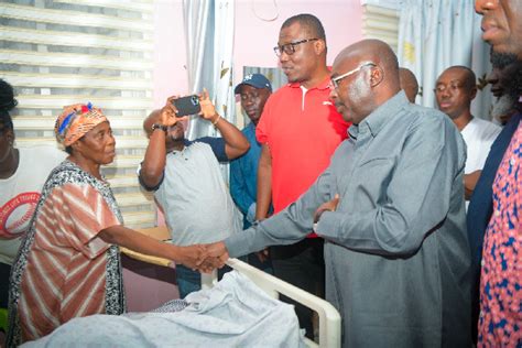 Dr Bawumia visits injured KNUST student in the hospital at Kumasi