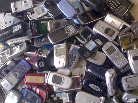 我国每年废弃手机约1亿部 回收率还不到1%_电车之家