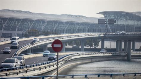 各方怎么看？网约车被禁止在上海浦东机场揽客运营_凤凰网