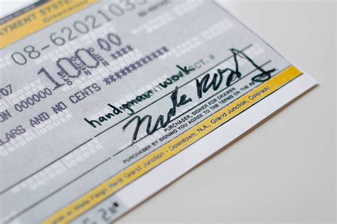 2 Easy Ways to Fill Out a Money Order that Asks for Purchaser Signature
