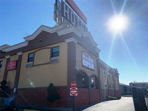 RED CARPET INN ELMWOOD PARK - Hotel Reviews, Photos, Rate Comparison ...