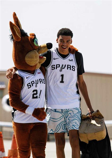 Victor Wembanyama arrives in San Antonio to joyous Spurs fans