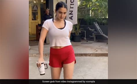 जिम के बाहर स्पॉट हुई सारा अली खान, एक्ट्रेस का वॉकिंग स्टाइल देख लोग ...