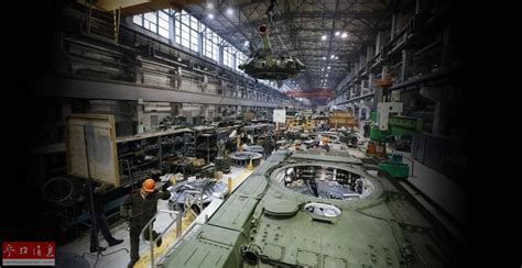乌民兵T-64坦克被炸成零件_腾讯网