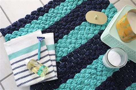 Chunky Woven Bath Mat DIY | Finger knitting projects, Finger knitting ...