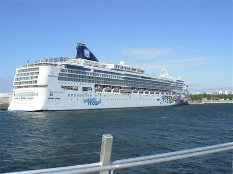 Norwegian Jewel Cruise Review - Jun 07, 2014 - Amazing Norwegian Ex...