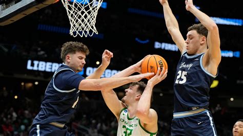 Oregon basketball smashes Liberty in first round of March Madness