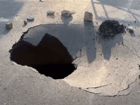 Jaipur Mansarovar road suddenly collapsed creating 15 feet deep pit ...