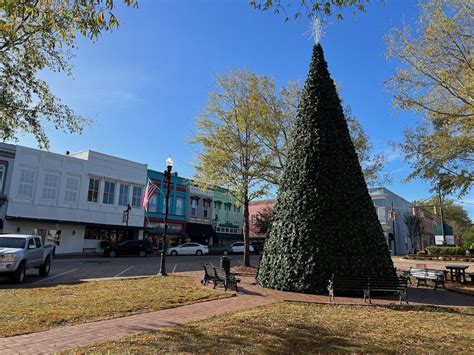 https://visitold96sc.com/wp-content/uploads/2022/11/Abbeville-Christmas-Tree-1536x1152.jpeg?utm_source=chatgpt.com