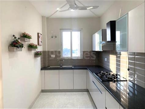 Builder floor 4bhk with 3bath, pooja room on 4th floor with roof right