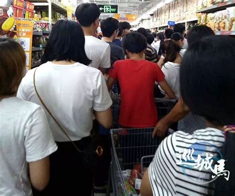 防疫仍不松懈！湛江超市商铺人流逐渐回升，直击现场→_市民_沃尔玛超市_农贸市场