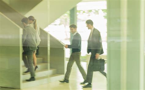 Business People Walking High View 的图像结果