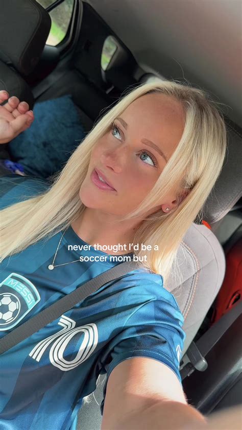 Erica Lovely (@erica_lovelyyy) - Urlebird