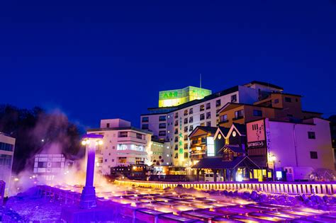 https://i0.wp.com/daitokan.co.jp/wp-content/uploads/2020/06/Kusatsu-Onsen-Daitokan_Attraction_Yubatake_light-Up_15.jpg?ssl=1&w=2000