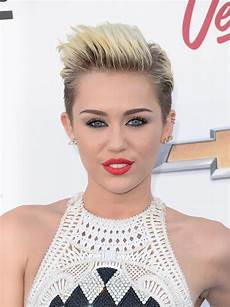 Pixie Haircut Styles by Pixie Haircut 12 Ways To Style The Cut Stylecaster Pixie Haircut Styles