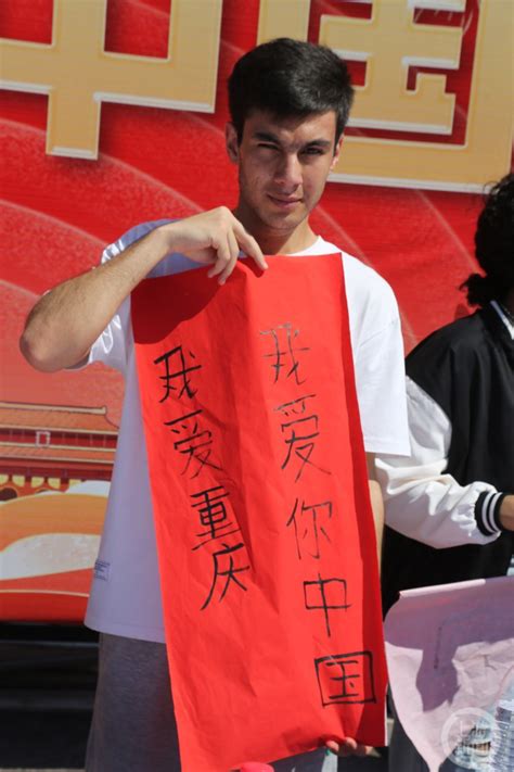 留学生用多国文字书写“我爱你中国”__财经头条