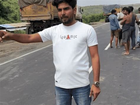 Truck drivers expose extortion at RTO checkposts in MP: Officer fled in ...
