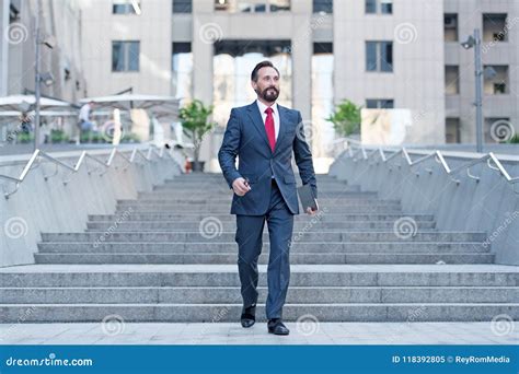 Businessman Walking 的图像结果