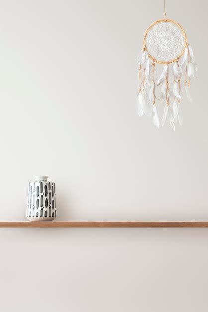 Schlafzimmerwand mit Regal und Traumfänger | Kostenlose Foto