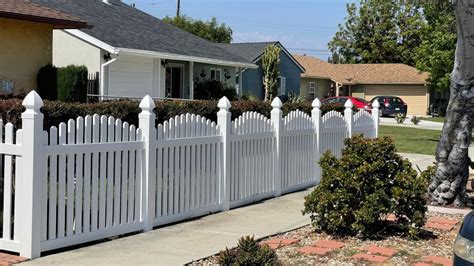 17 Picket Fence Designs for a Charming Front Yard - Pentagon