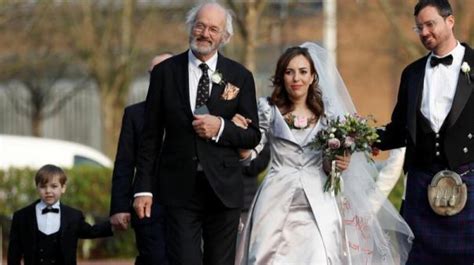 வழக்கறிஞர் மோரீஸை மணந்தார் ஜூலியன் அசாஞ்ச்: பெல்மார்ஷ் சிறையில் நடந்த ...