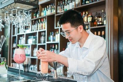 调酒师为女顾客介绍鸡尾酒高清图片下载-正版图片501799080-摄图网