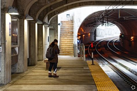 Business People Walking in Clayton MO 的图像结果