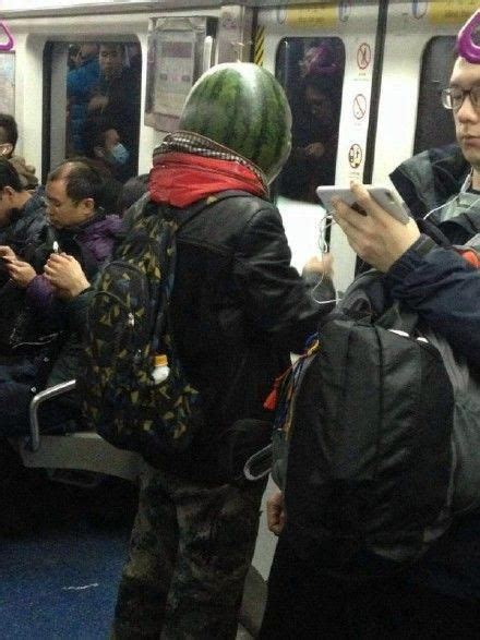 北京1名男子头戴西瓜皮乘地铁 被警察带走(图)|西瓜皮_新浪新闻