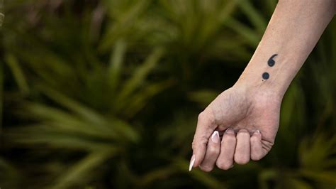 Semicolon टैटू बनवाने से पहले जान लीजिए इसका मतलब! - Tattoo trend ...