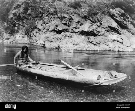 Native american canoe hi-res stock photography and images - Alamy