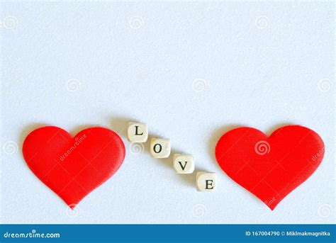 Dos Corazones De Seda Roja Y La Inscripción Amor En Un Fondo Blanco ...