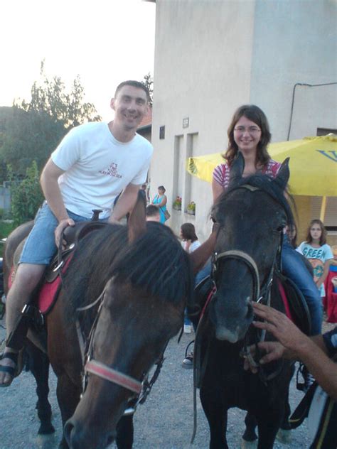 Župnik koji pleše folklor, fejsa, lovac je i ima neobičnoga kućnog ...