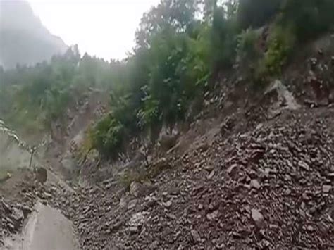 Uttarakhand: Roadblock near Chhinka after boulder rolls off hill