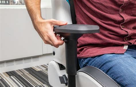 Alienware S5000 Gaming Chair Review 的图像结果