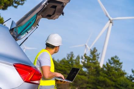 Using Laptop 的图像结果