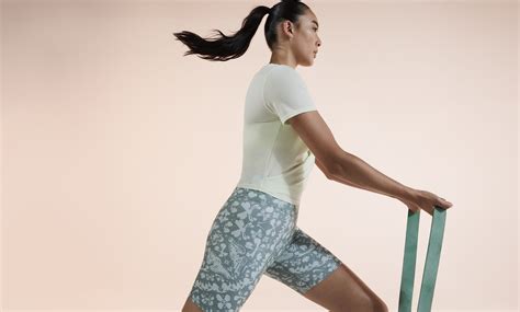 Nike Dri-FIT One Luxe Women's Twist Standard Fit Short-Sleeve Top. Nike IN