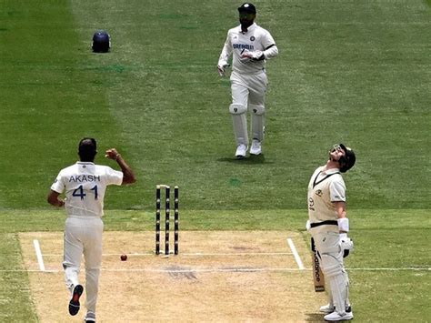 Fan enters the field, scares Rohit, starts talking to Kohli in MCG ...