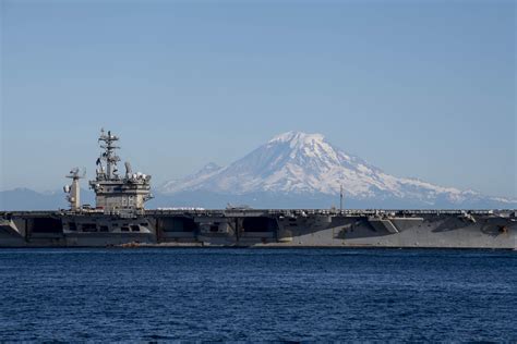 USS Nimitz (CVN 68) homecoming. : r/navy