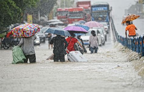 南方多地遭大暴雨袭击 民众出行如冲浪