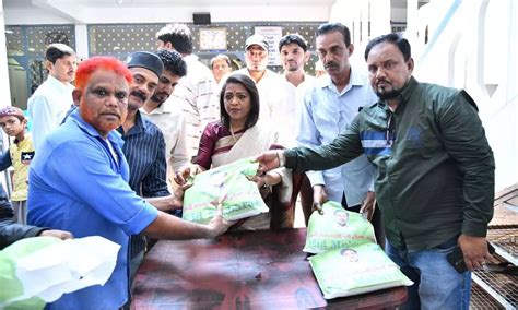 ముస్లీం సోదరులకు రంజాన్ గిఫ్ట్ ప్యాక్ లను అందజేసిన మేయర్ | Mayor Gadwal ...