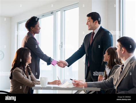 Business People Shaking Hands 的图像结果
