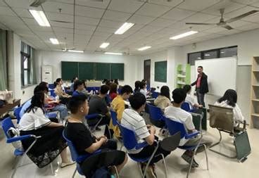 龙泉老师指导本科生板图技能提升-华中师范大学城市与环境科学学院