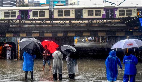 Heavy rain: IMD 'red alert' for Mumbai; waterlogging in Delhi | 10 ...