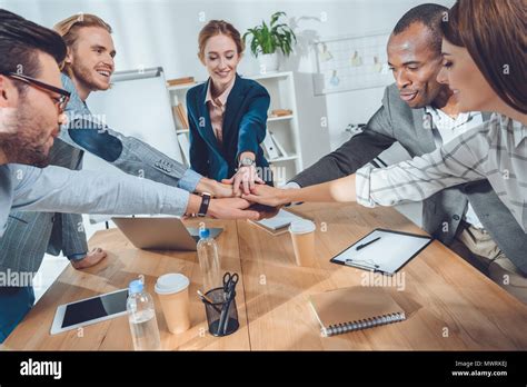 Business People Shaking Hands 的图像结果