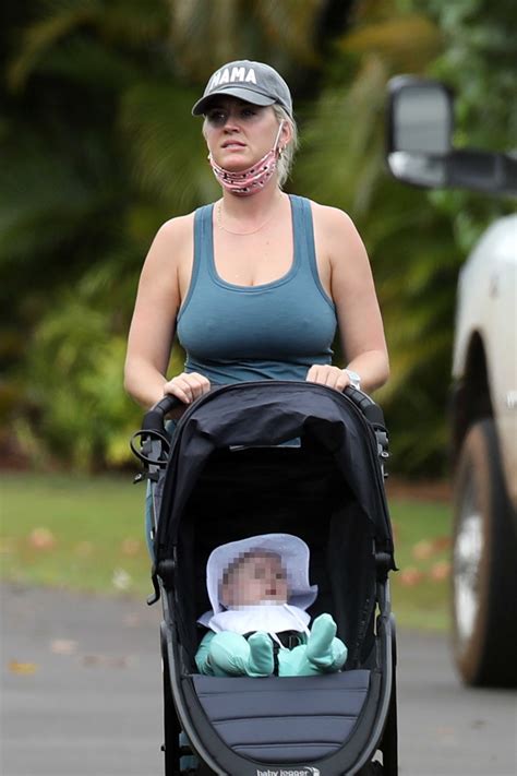 Katy Perry goes for a walk with new baby 'Daisy' in Hawaii [photos ...