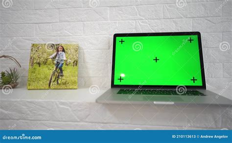Computer Screen On Desk 的图像结果