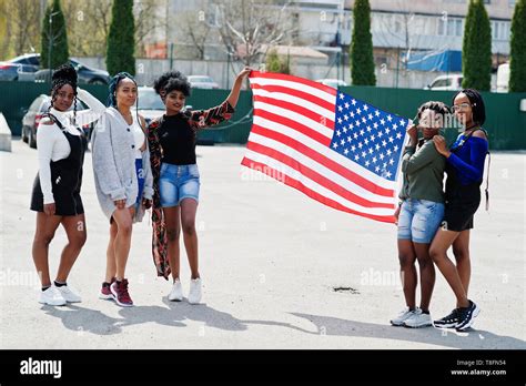 Black People Walking Together 的图像结果